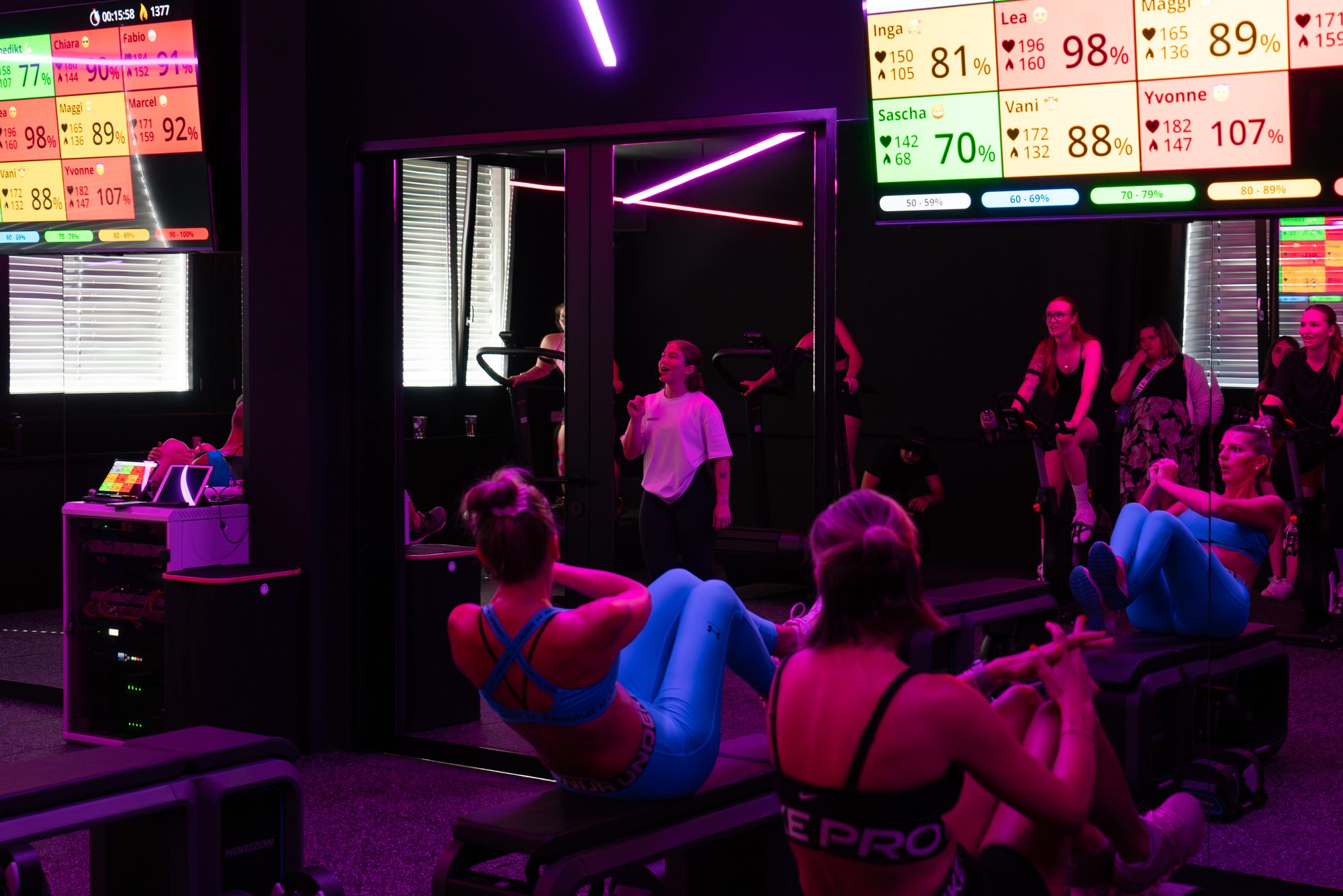 HIIT Klasse bei PowerHouse mit Live-Anzeige der Herzfrequenzzonen